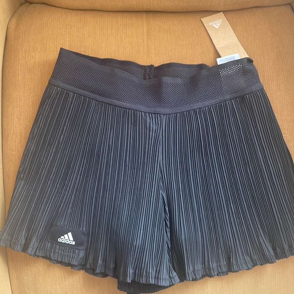 The cutest tennis shorts that look like a skirt, never worn (didn’t fit🥲)